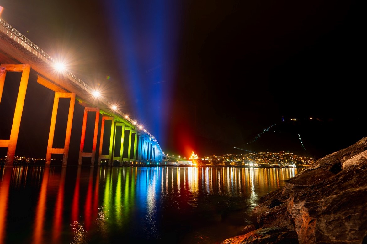 Nattevandring i Tromsø august 2019. Tromsøbrua opplyst i farger