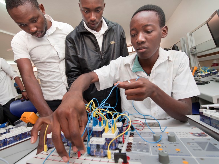 I 1961 startet de første studentene på utdannelse på Instituto Industrial de Maputo i Mosambik. Nå er det nye tider. Siden 2012 har skolen undergått en betydelig oppussing. Skolen underviser i bl a instalering av elektriske systemer for industri og sivile bygg. Ingenørutdannelse innen vei, bro og bygg samt mer tradisjonell mekaniske fag. Diamesio Neto (til høyre), Flávio Lavien Chavole (midten) og Clementino Azurate (til venstre) bygger elektriske krester på industrielektroavdelingen.