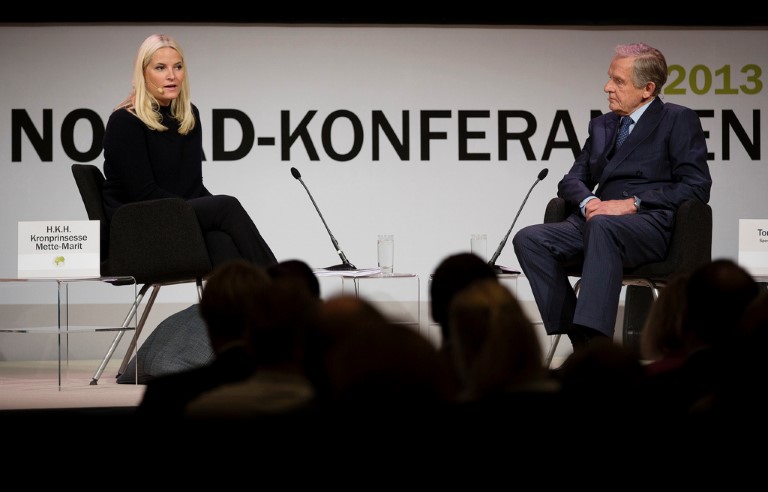 Kronprinsesse Mette-Marit og Tore Godal i samtale